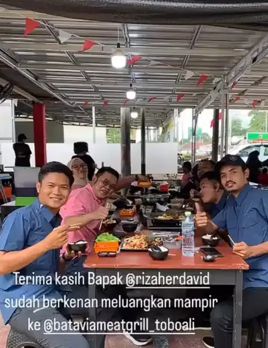 Rombongan pelanggan makan bersama di Chapter Toboali