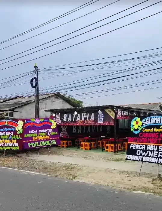 Papan bunga ucapan Grand Opening New Chapter Batavia Meat & Grill Gabek di depan kedai