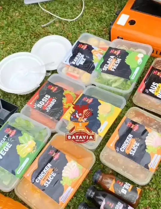 Paket daging, sosis, selada, dan saus Batavia dalam kemasan berlabel
