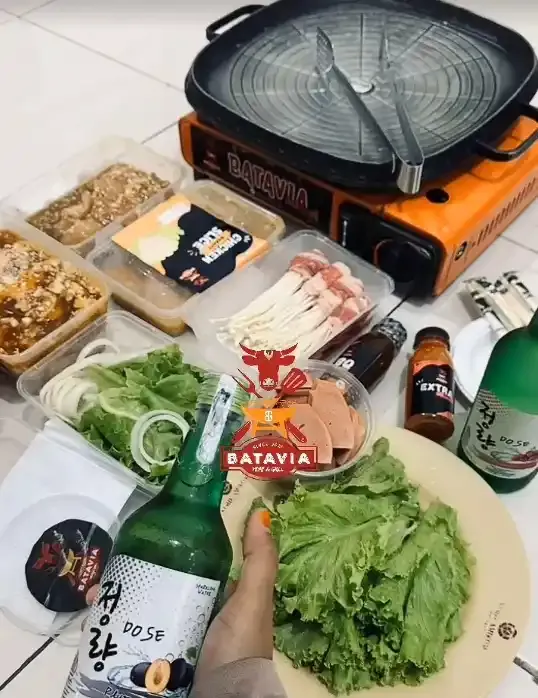 Panggangan, selada, dan minuman siap disantap